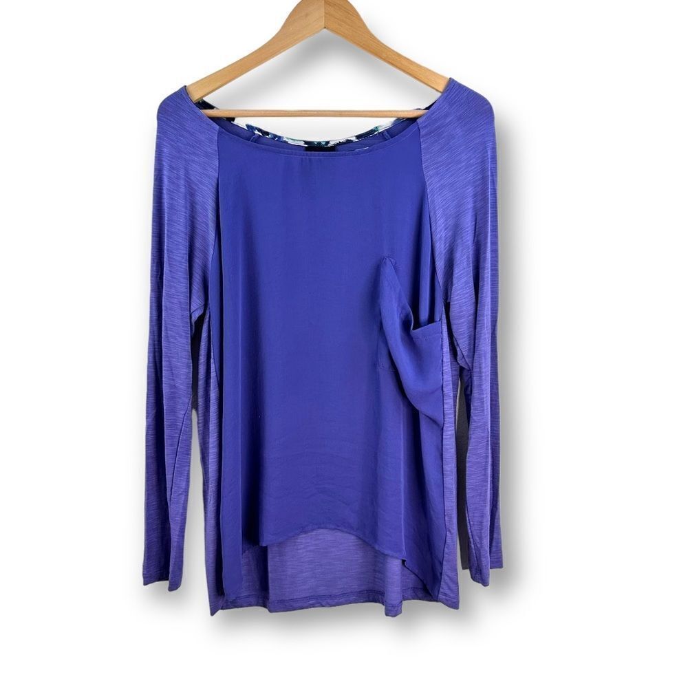 T-Shirt periwinkle long sleeve top size M‎
